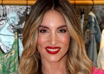 Αθηνά Οικονομάκου: Έξαλλοι στο Instagram oι ακόλουθοί της που διαφημίζει πολυτελές ξενοδοχείο εν μέσω πυρκαγιών