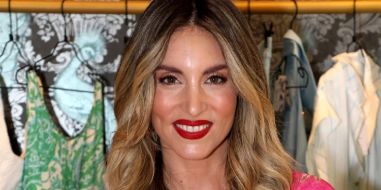 Αθηνά Οικονομάκου: Έξαλλοι στο Instagram oι ακόλουθοί της που διαφημίζει πολυτελές ξενοδοχείο εν μέσω πυρκαγιών