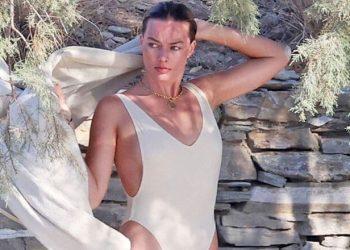Margot Robbie: Αγκαλιές και φιλιά με τον σύντροφό της σε γνωστή παραλία της Σίφνου