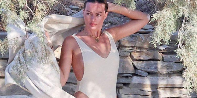 Margot Robbie: Αγκαλιές και φιλιά με τον σύντροφό της σε γνωστή παραλία της Σίφνου