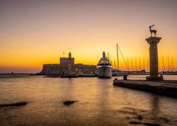 Τι γίνεται εκεί έξω; Ιδού η νόστιμη Ρόδος, ασφαλής και όμορφη, έτοιμη να σας υποδεχθεί