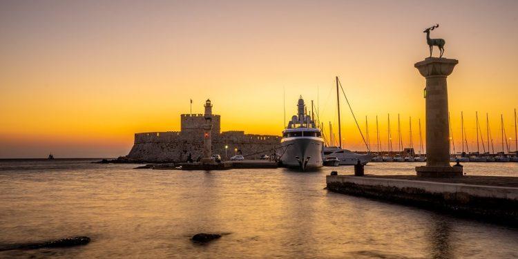 Τι γίνεται εκεί έξω; Ιδού η νόστιμη Ρόδος, ασφαλής και όμορφη, έτοιμη να σας υποδεχθεί
