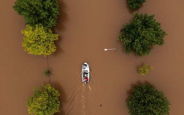 Κακοκαιρία: 9 μέτρα η στάθμη του Πηνειού, σπάνε αναχώματα για αποσυμφόρηση