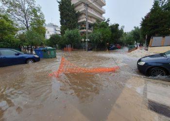 Άλιμος: Πλημμύρισαν δρόμοι αλλά και υπόγεια