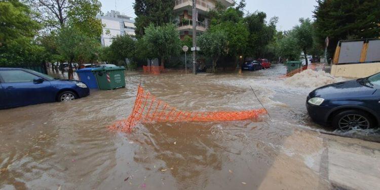 Άλιμος: Πλημμύρισαν δρόμοι αλλά και υπόγεια