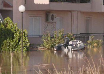 Κακοκαιρία: Οι ήρωες της διπλανής πόρτας – Δυο αδέρφια απομάκρυναν με τη βάρκα τους πάνω από 200 άτομα