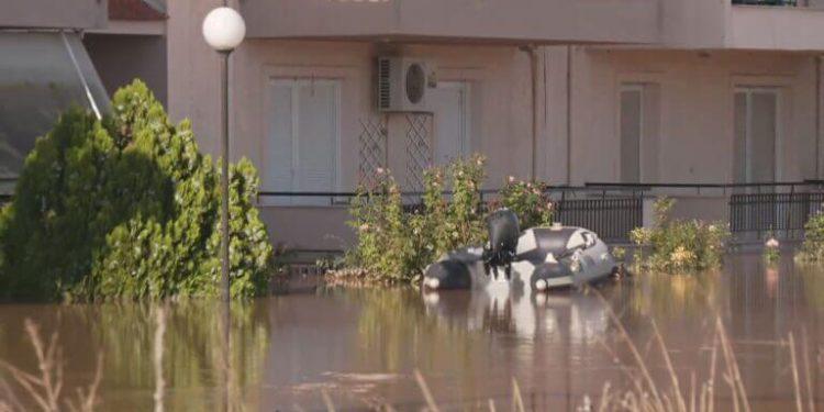 Κακοκαιρία: Οι ήρωες της διπλανής πόρτας – Δυο αδέρφια απομάκρυναν με τη βάρκα τους πάνω από 200 άτομα