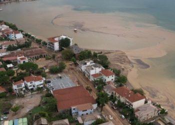 Μέσα στη λάσπη o Βόλος, χωρίς νερό και ρεύμα – 10 συγκλονιστικές εικόνες του Reuters