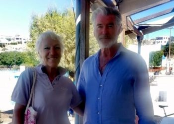 Στους Λειψούς βρίσκεται ο Πιρς Μπρόσναν μετά το ταξίδι του στην Πάτμο