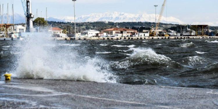 Απαγορευτικό απόπλου λόγω ισχυρών ανέμων σε Πειραιά, Ραφήνα, Λαύριο