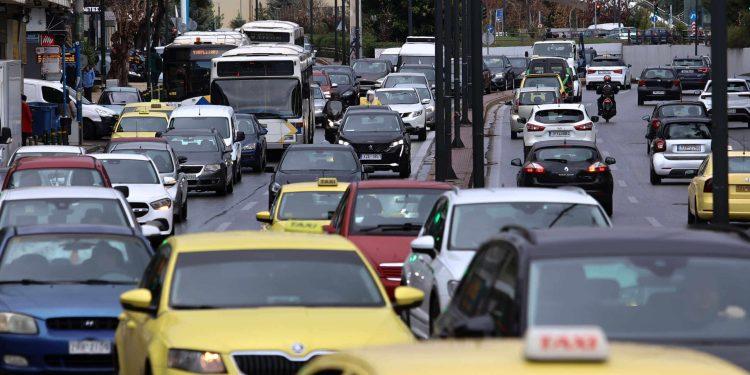 Λεωφόρος Ποσειδώνος: Διακοπή της κυκλοφορίας ύστερα από ανατροπή φορτηγού