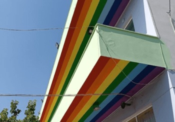 Το «τερμάτισαν» στην Κόρινθο… Μπέρδεψαν το ουράνιο τόξο με την ΛΟΑΤΚΙ. Αποστομωτική απάντηση Γκεζερλή