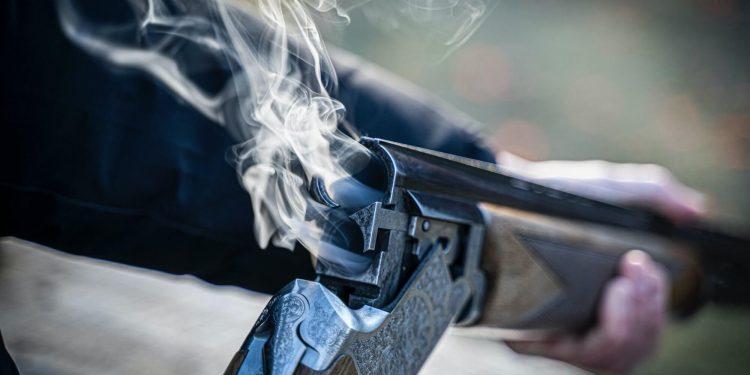 Πυροβολισμοί σε πάρκινγκ στον Πειραιά