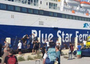 Ρόδος: Αναχώρησε με καθυστέρηση ωρών το «Βlue Star Χίος» για Πειραιά – Το είχαν μπλοκάρει μετανάστες