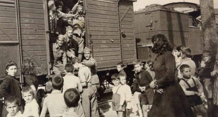 «Τρέξαμε να κρυφτούμε στα υπόγεια»; – Γράφει ο συγγραφέας Γιώργος Σύρος για την 28η Οκτωβρίου