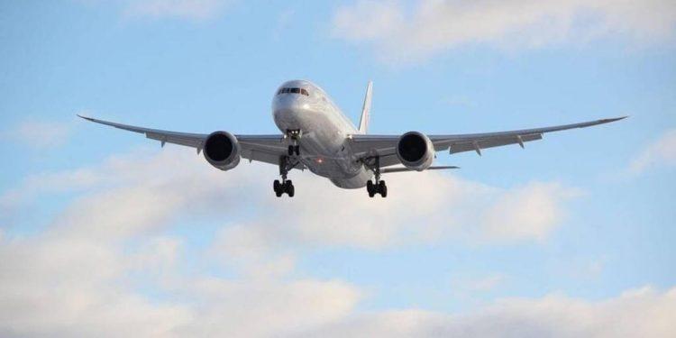 Ηράκλειο: Τύφλα στο μεθύσι έτρεχε στην πίστα του αεροδρομίου με το μωρό αγκαλιά!