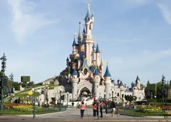 Μέλη του Ευρωπαϊκού Κοινοβουλίου μπήκαν σε τρένο να πάνε Στρασβούργο και αυτό τους πήγε στη Disneyland