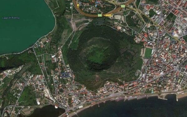 Νάπολη, απόφαση για το νέο σχέδιο εκκένωσης της περιοχής Campi Flegrei: “Αλλά μια έκρηξη δεν μπορεί να προβλεφθεί”