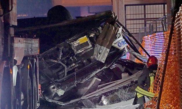 Βενετία, λεωφορείο πέφτει από αερογέφυρα, 21 νεκροί και 15 τραυματίες