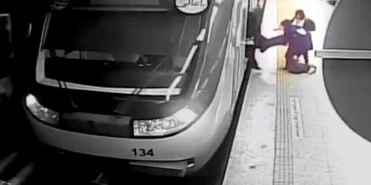 Οργή στο Ιράν: Eγκεφαλικά νεκρή η «νέα Μάχσα Αμίνι»