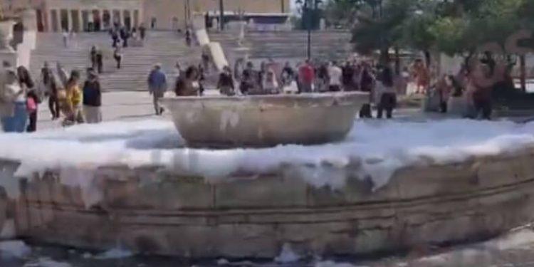 Το σιντριβάνι στο Σύνταγμα γέμισε σαπουνάδες: Άγνωστος έριξε απορρυπαντικό