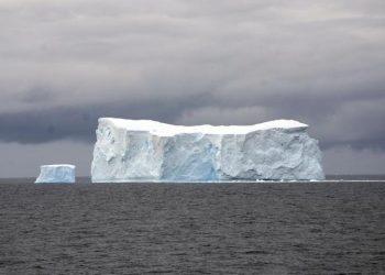 Το μεγαλύτερο παγόβουνο στον κόσμο κινείται για πρώτη φορά εδώ και τρεις δεκαετίες (pics)