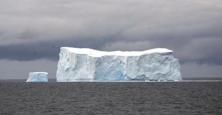 Το μεγαλύτερο παγόβουνο στον κόσμο κινείται για πρώτη φορά εδώ και τρεις δεκαετίες (pics)