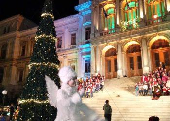 Το ομορφότερο Χριστουγεννιάτικο Δέντρο άναψε στη Σύρο