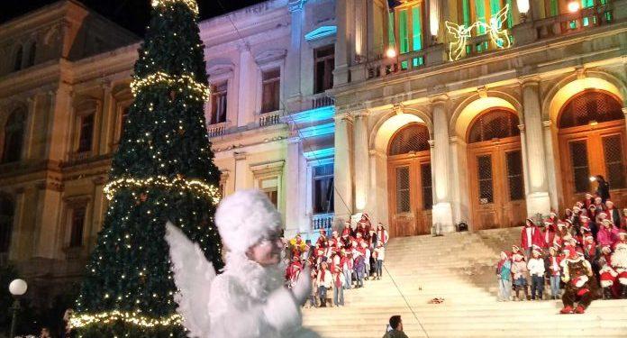 Το ομορφότερο Χριστουγεννιάτικο Δέντρο άναψε στη Σύρο