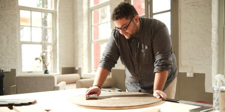 Μυτιλήνη: Όταν τα κουκούτσια ελιάς μεταμορφώνονται σε έπιπλα υψηλής αισθητικής