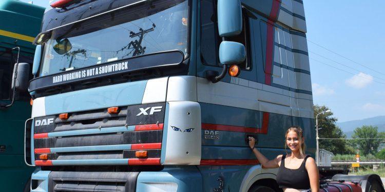 Οι διαδρομές της 22χρονης Μαρίας στο τιμόνι μιας νταλίκας