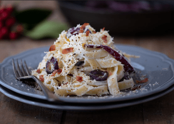 Μακαρονάδα με γιαούρτι και καραμελωμένα κρεμμύδια