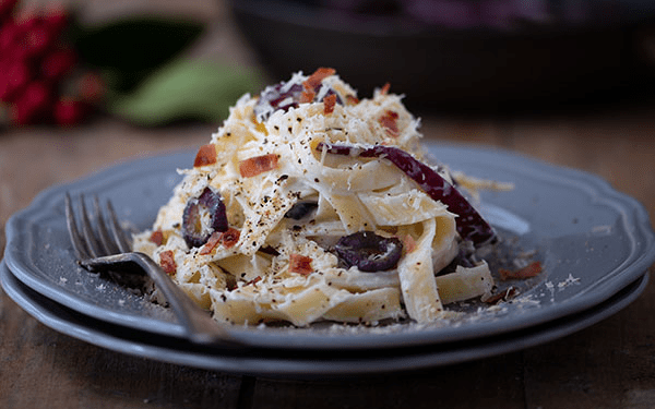 Μακαρονάδα με γιαούρτι και καραμελωμένα κρεμμύδια