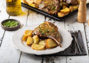 Μπριζόλες λαιμού με πατάτες και μουστάρδα