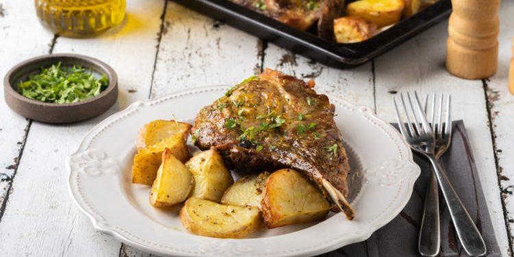 Μπριζόλες λαιμού με πατάτες και μουστάρδα