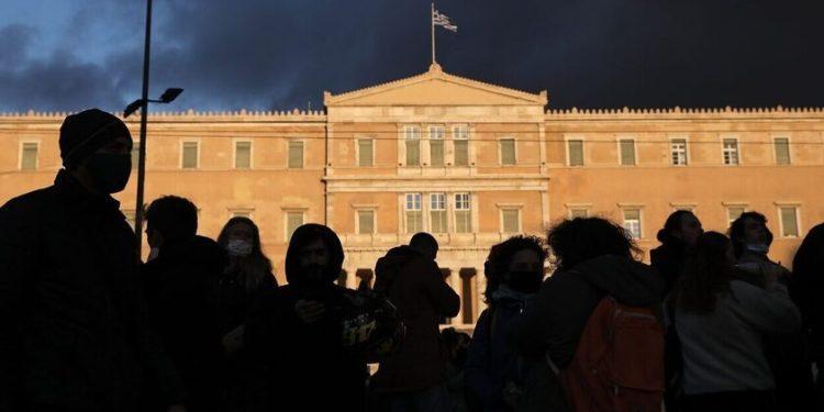 Φορολογικό: «Καταστροφικό για τους ελεύθερους επαγγελματίες», λέει ο Βερβεσός