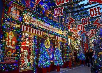 Η φωταγώγηση του χριστουγεννιάτικου δένδρου στην Αθήνα σηματοδοτεί την έναρξη της εορταστικής περιόδου και γεμίζει την πόλη με φως και χριστουγεννιάτικη λάμψη.