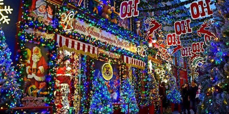 Η φωταγώγηση του χριστουγεννιάτικου δένδρου στην Αθήνα σηματοδοτεί την έναρξη της εορταστικής περιόδου και γεμίζει την πόλη με φως και χριστουγεννιάτικη λάμψη.