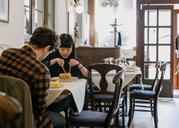 Μαγειρευτά και λευκά τραπεζομάντηλα: Μεσημέρι στα αστικά μαγειρεία της Αθήνας