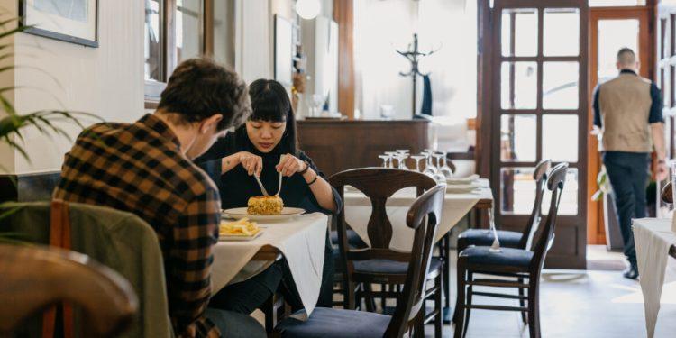 Μαγειρευτά και λευκά τραπεζομάντηλα: Μεσημέρι στα αστικά μαγειρεία της Αθήνας