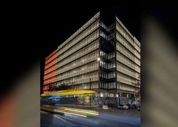 Φωταγωγήθηκε το εμβληματικό κτήριο Μινιόν στο κέντρο της Αθήνας