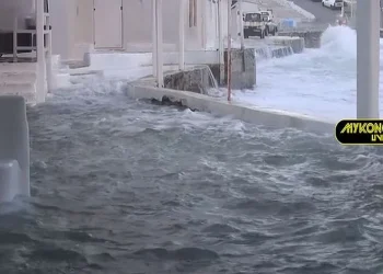 Η κακοκαιρία Bettina γέμισε με νερά τα στενά της Μυκόνου