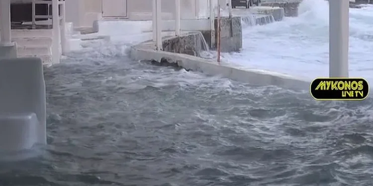Η κακοκαιρία Bettina γέμισε με νερά τα στενά της Μυκόνου