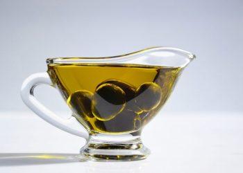 Ελαιόλαδο: Οι καταναλωτές στρέφονται σε βιολογικό και αφήνουν τα χαρμάνια