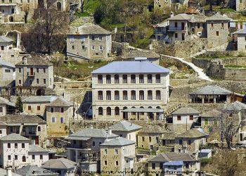 Συρράκο: Ταξίδι στο χωριό των Ιωαννίνων με τα πέτρινα γεφύρια και τα μοναδικά καλντερίμια