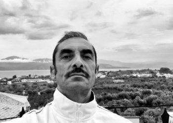 Ο Αλέκος Συσσοβίτης μιλά για τον «Καπετάν Μιχάλη»: Χωρίς ιστορία δεν υπάρχει παρόν – Συνέντευξη στον Γιώργο Σύρο