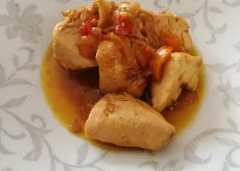 Κοτόπουλο λεμονάτο με πολύχρωμες πιπεριές