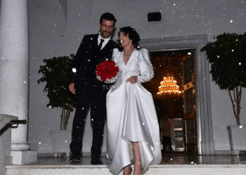 Το πήρε το κορίτσι 18 χρόνια μετά: Γάμος Κουρή–Τοπαλίδου, ο γιος που συνόδευσε τη νύφη & οι διάσημοι καλεσμένοι