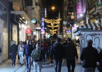 Χριστούγεννα: Εορταστικό ωράριο σε Αθήνα και Θεσσαλονίκη