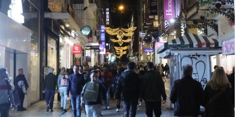 Χριστούγεννα: Εορταστικό ωράριο σε Αθήνα και Θεσσαλονίκη